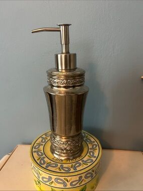 Bed Bath & Beyond Cambria Nickel Silver-tone Lotion Dispenser with Roses